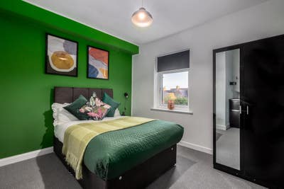 Upstairs Double Ensuite Room Available Main Photo