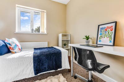 Single Room from July! Ideal Location Main Photo