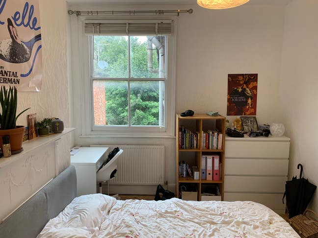 Room in a friendly household Main Photo