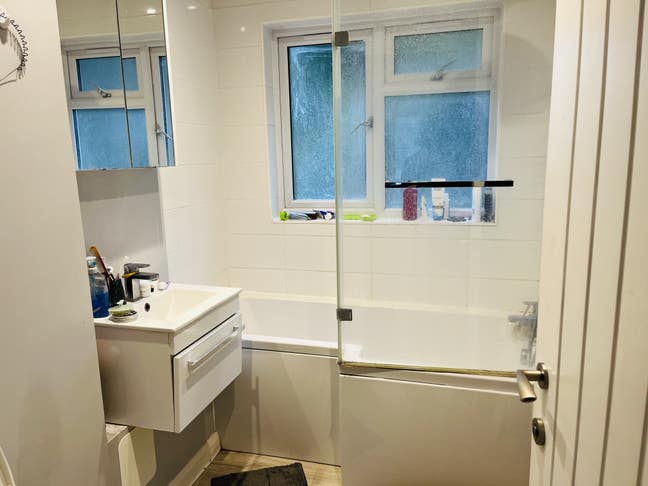 Specious Furnished One Bedroom flat for Short term Main Photo