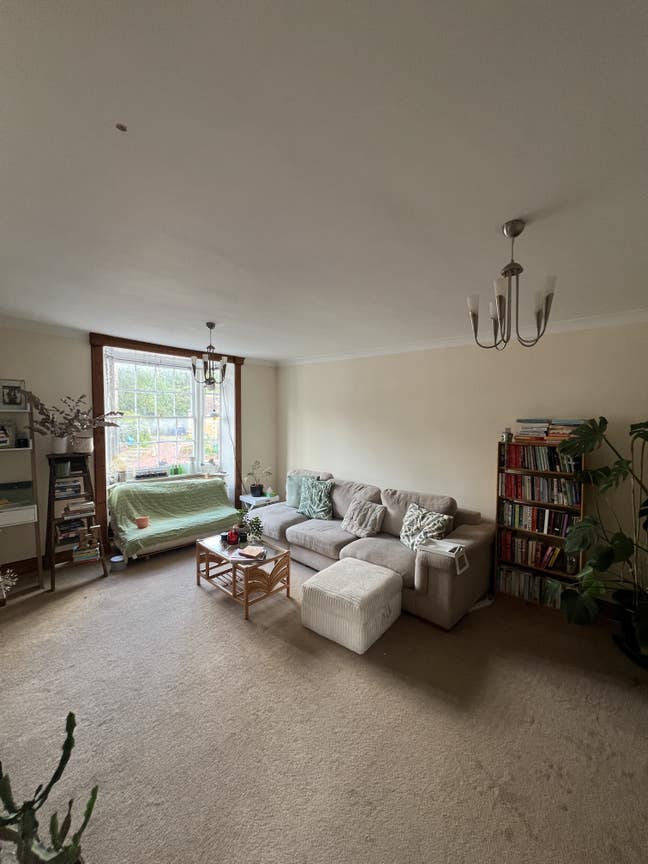 Spacious flat on High Street  Main Photo