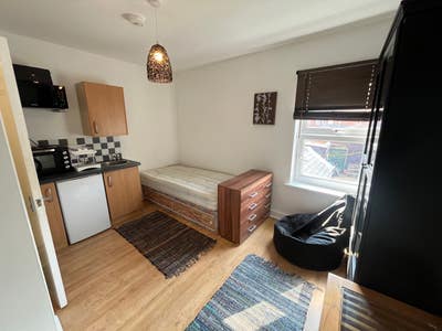 Bedsit close to Reading town centre  Main Photo