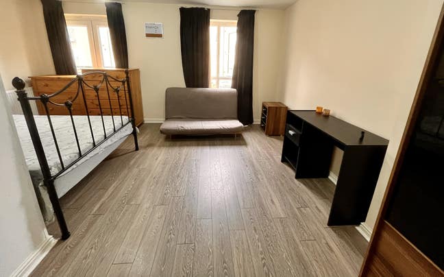 A beautiful room in a family home Main Photo