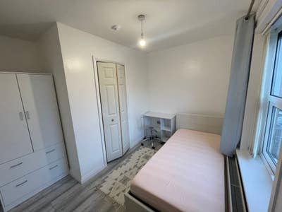 Available Now!!! Single newly redone en-suite Main Photo