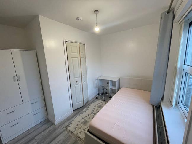 Available Now!!! Single newly redone en-suite Main Photo