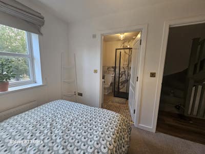 Double En-Suite Bedroom + own living room Main Photo