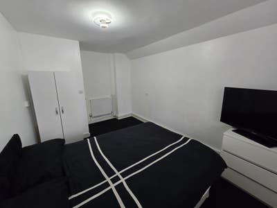 Fully Furnished, Stylish Double Bedroom - Barking Main Photo