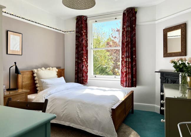 Quiet Sunny Double Room with Beautiful Bathroom Main Photo
