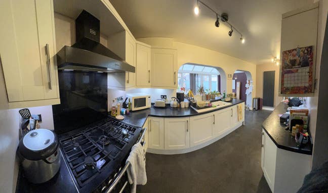 Double room in decent size house w. Garden &Garage Main Photo