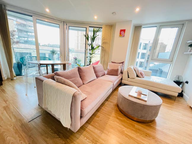 Single / Duble Room in Modern Apt with living room Main Photo