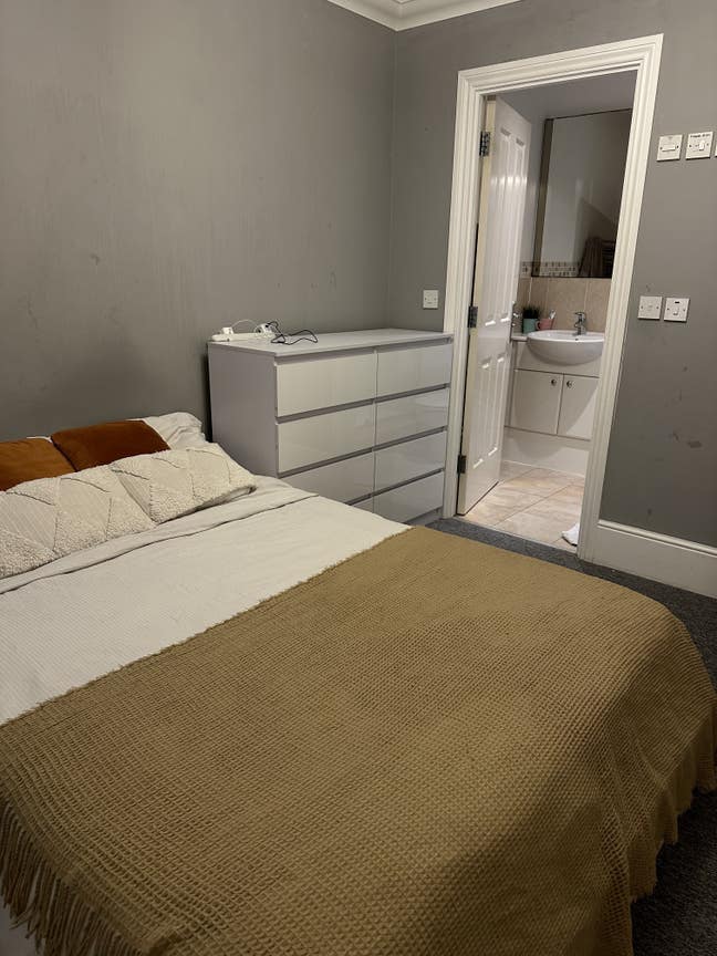  Ensuite  Double  Room  (female  preferred)
 Main Photo