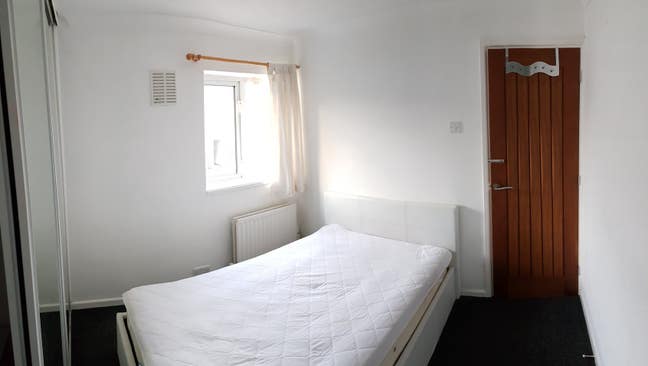 Double bed room in shared house Main Photo