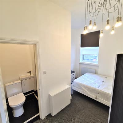 *Double en-suite room in shared flat * Main Photo
