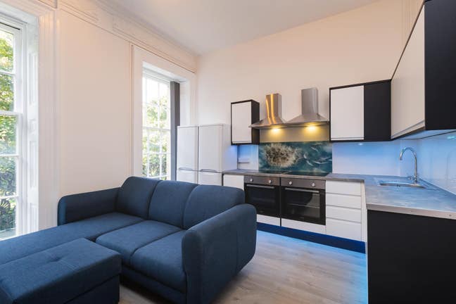 Large Double Room City Centre Main Photo