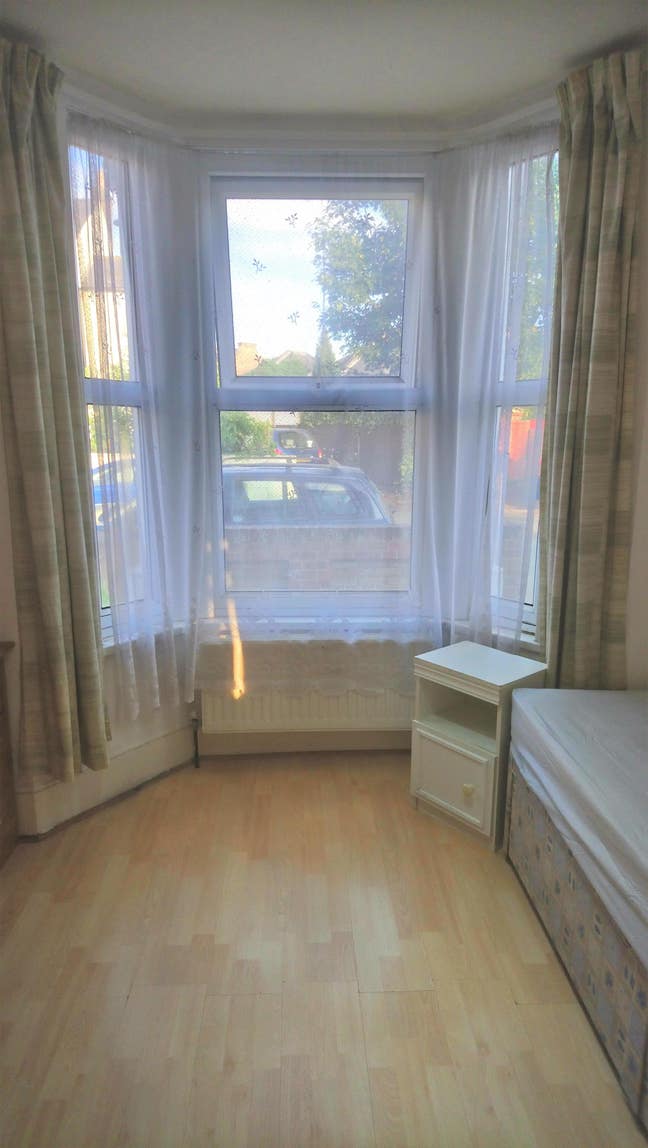 ***URGENT Hounslow Central TW3 Double Bedroom room Main Photo