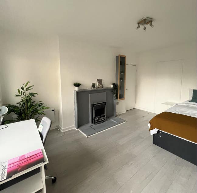 HUGE Room + Balcony 💎 | 9Mins to Victoria Line Main Photo