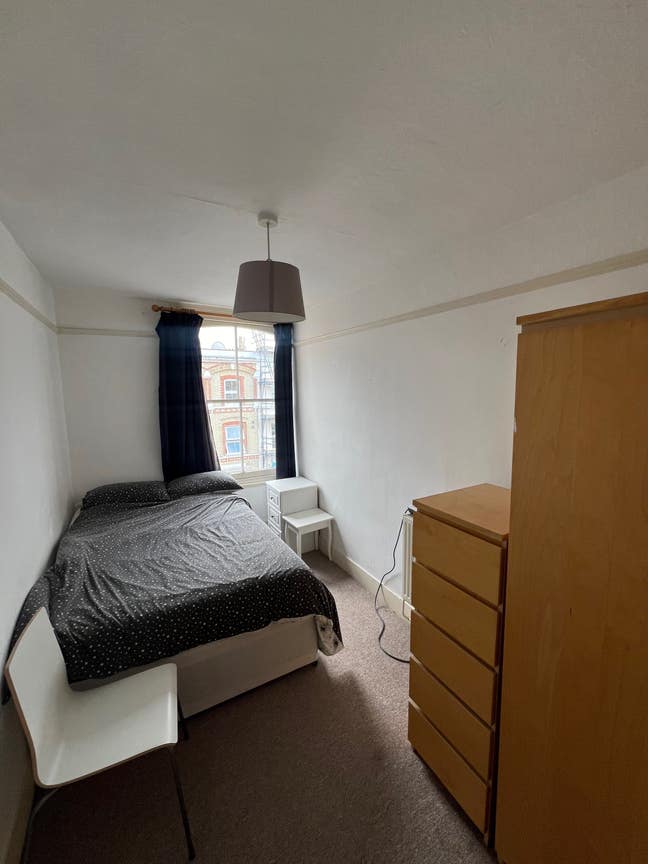 Room in High Street Kensington Main Photo