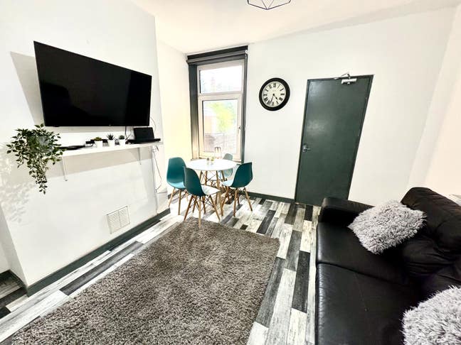 Spacious Double En-Suite Bedroom with Kitchenette Main Photo