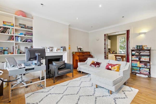 Spacious Double Room Available - 4 Bed Flat  Main Photo