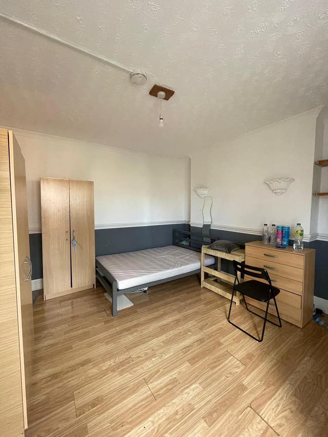Double Room with Balcony - Westferry DLR Station   Main Photo