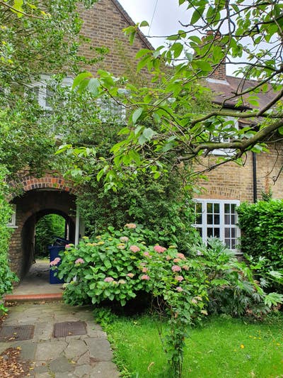 Lovely cottage with garden Main Photo