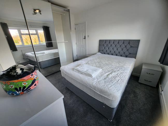 Stop scrolling, Newly Refurbed Spacious Room Main Photo