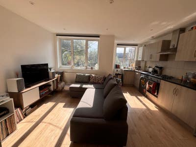Flatmate needed on April 1st, great flat/location Main Photo