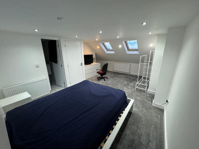 Large Loft with En-suite Bathroom + Furnished + TV Main Photo