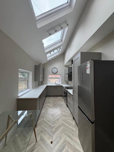 Premium Single Room in Modern 5-Bedroom House Main Photo