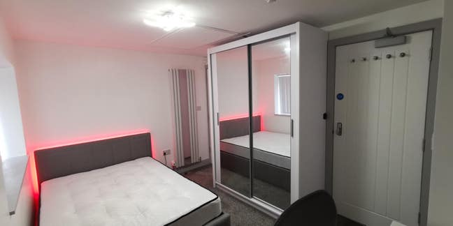 En-suite bedroom by Lark Lane/Sefton Park £580pcm Main Photo