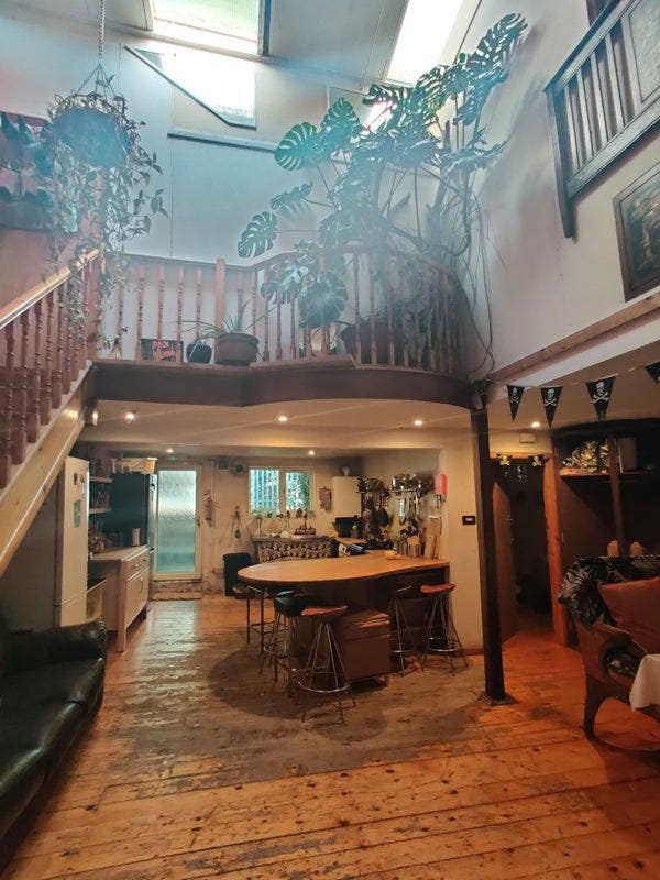 2 bright mezzanine rooms in 5 person warehouse  Main Photo