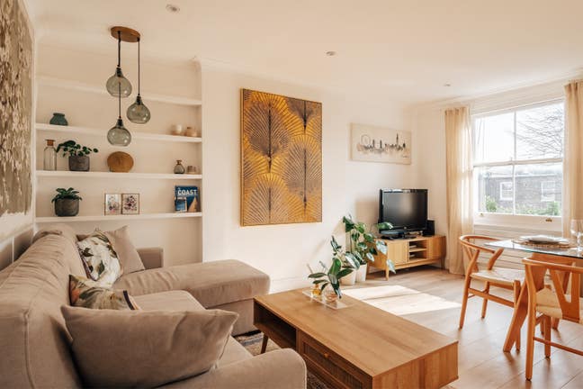 Beautiful room in 2 bd flat available for June Main Photo