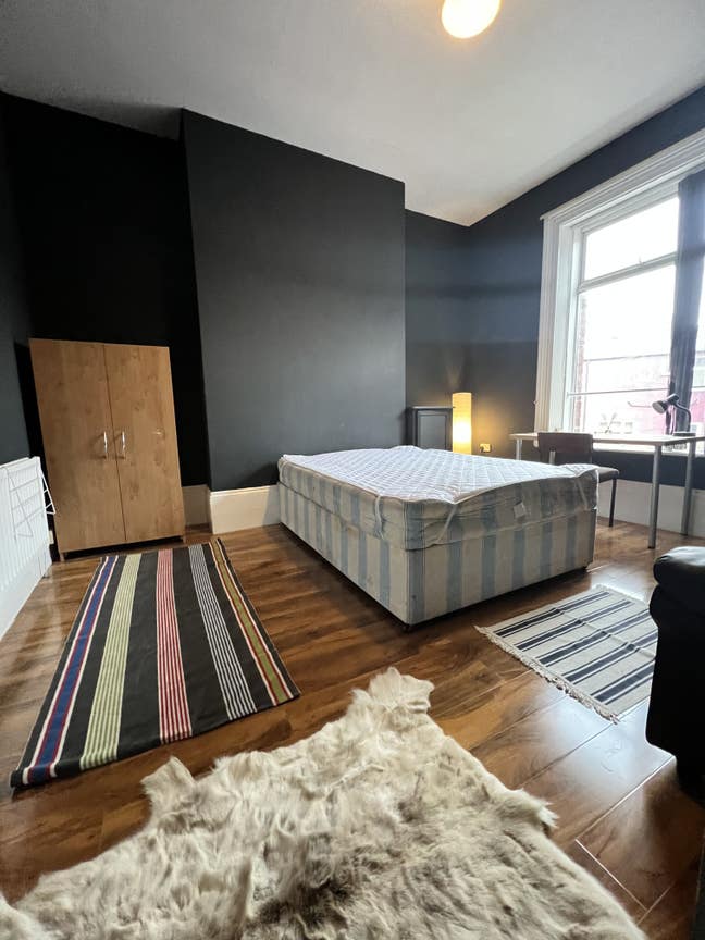 Couples Room in Friendly Shared House Main Photo