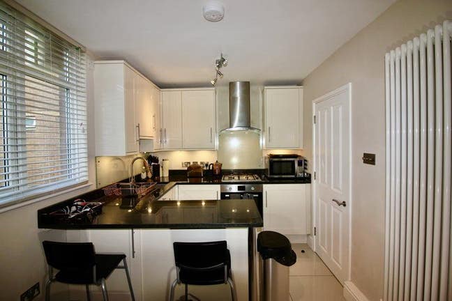 Immaculate 2 bed flat 5 mins walk to the tube Main Photo
