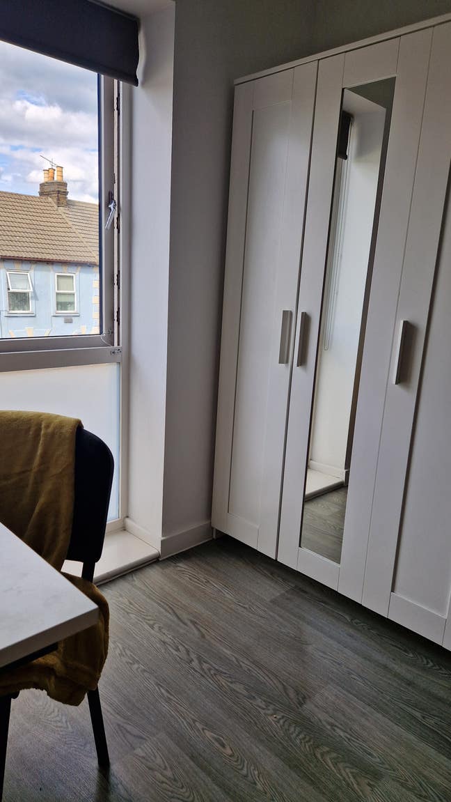 Clean and Modern Double Ensuite in Gillingham!! Main Photo