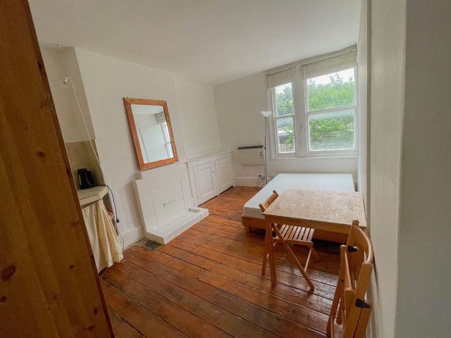 Self-contained studio to let in London N16. Main Photo