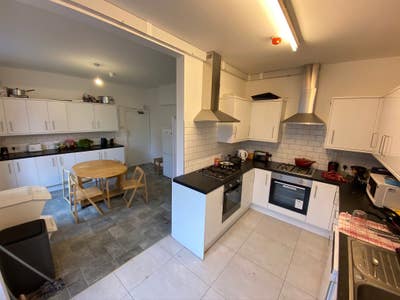 Spacious Ensuite in prime location Salford Main Photo