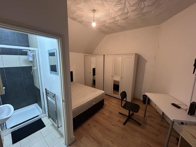 Spacious Furnished Double Room   Main Photo