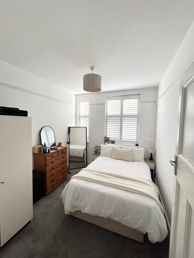 Spacious double room in 3-bed Clapham South flat Main Photo
