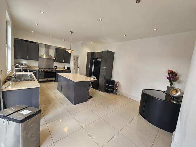 Beautiful room in a clean modern environment Main Photo