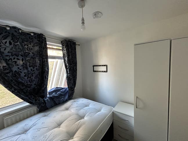 Nice lovely En-suite room -own fridge Main Photo