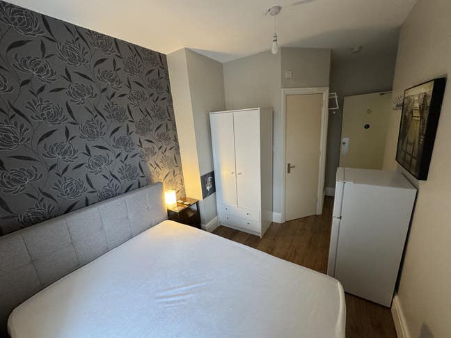 2  en-suite rooms for rent in a house Main Photo