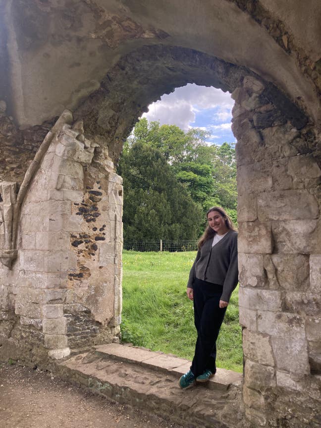 A double bedroom en-suite in Surrey Main Photo