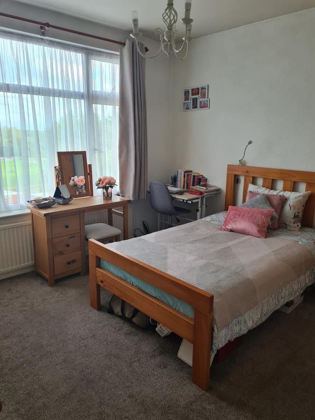 Spacious, bright double bedroom Main Photo