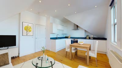 Redecorated one bed flat w garden SE25 Main Photo