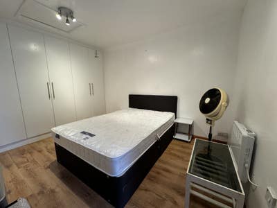 1 Double Bed 1 Bathroom & Kitchen - House Main Photo