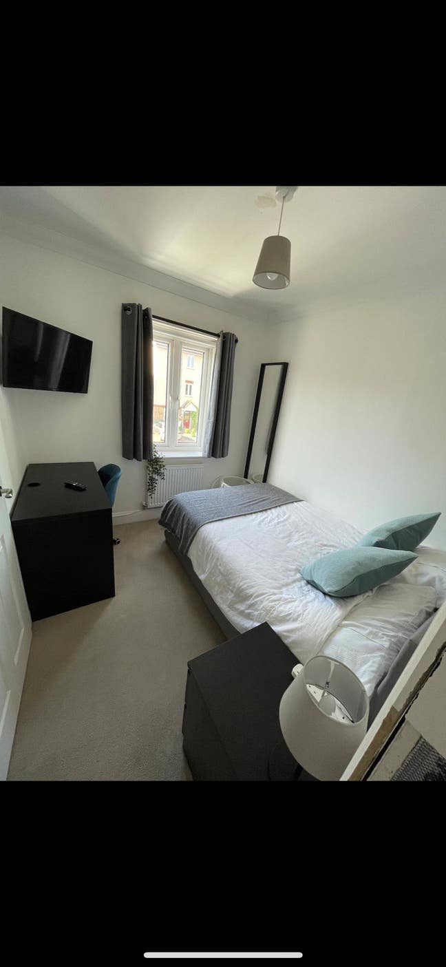 Double bedroom in shared townhouse in Cheshunt Main Photo