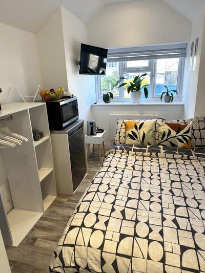 Short term studio let - private  entrance .  Main Photo