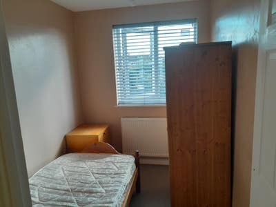 Single room in shared house Main Photo