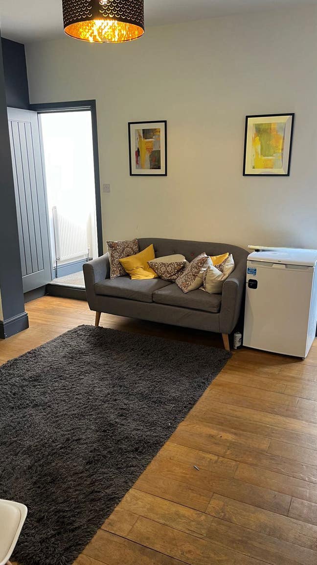 Room in house share available to rent now! Main Photo